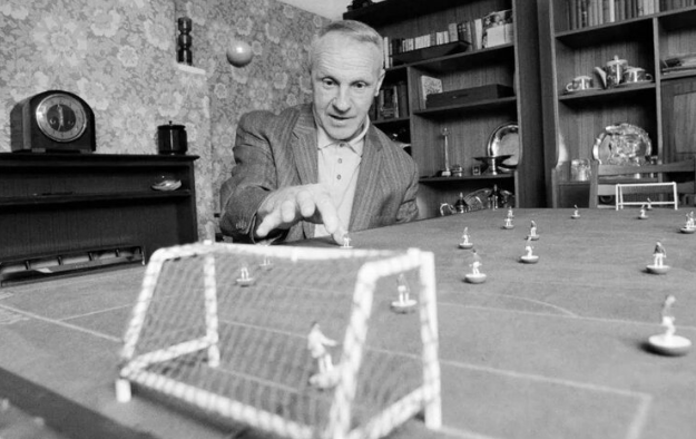 用手指踢足球,曾是风靡全国的正经游戏 用手指踢足球,曾是风靡全国的正经游戏