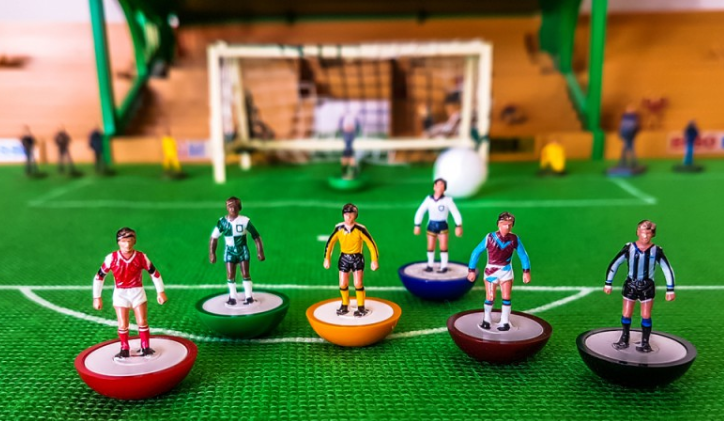 用手指踢足球,曾是风靡全国的正经游戏 用手指踢足球,曾是风靡全国的正经游戏