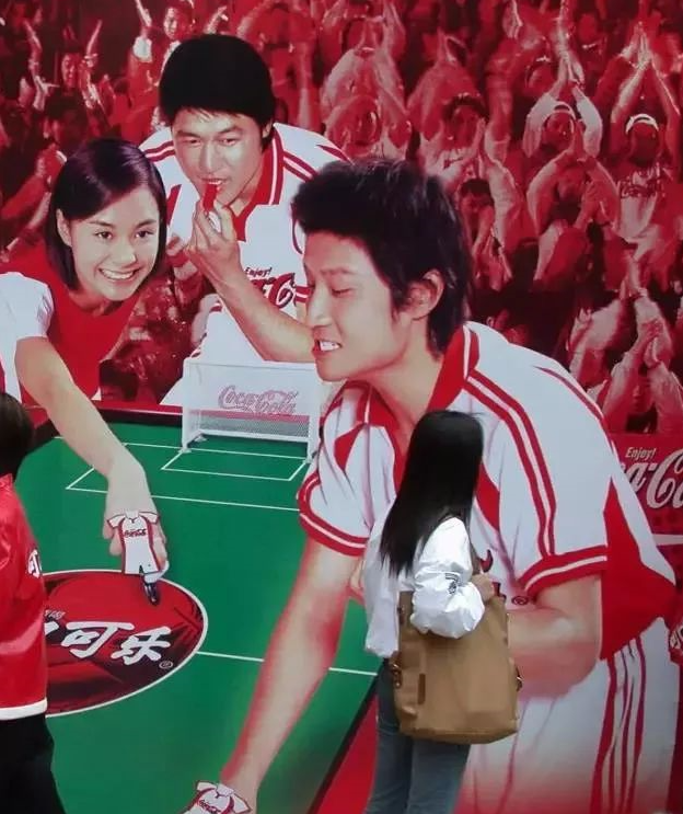 用手指踢足球,曾是风靡全国的正经游戏 用手指踢足球,曾是风靡全国的正经游戏