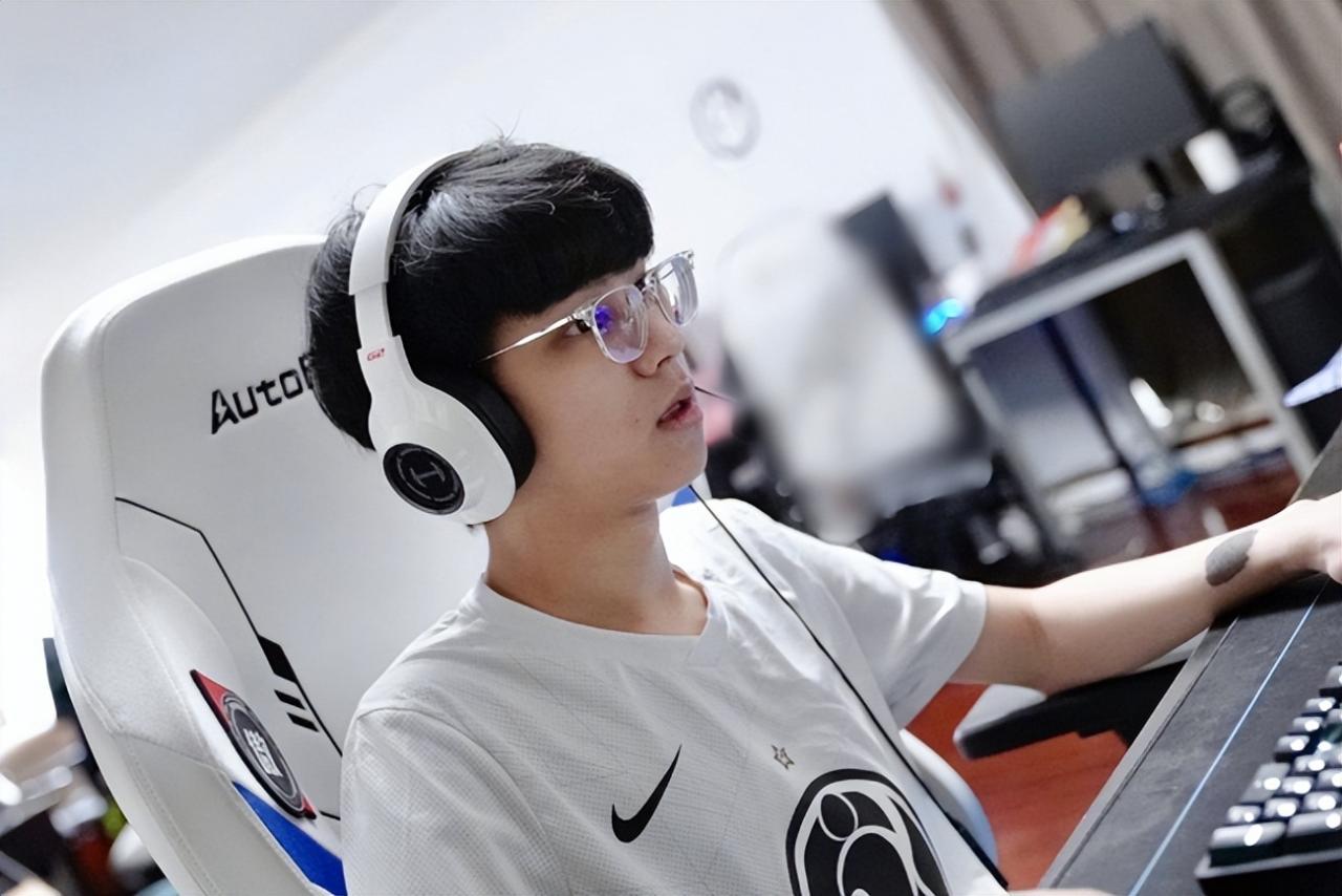 LOL：Doinb直播锐评TheShy：他可是Shy哥啊，不会“无脑死”