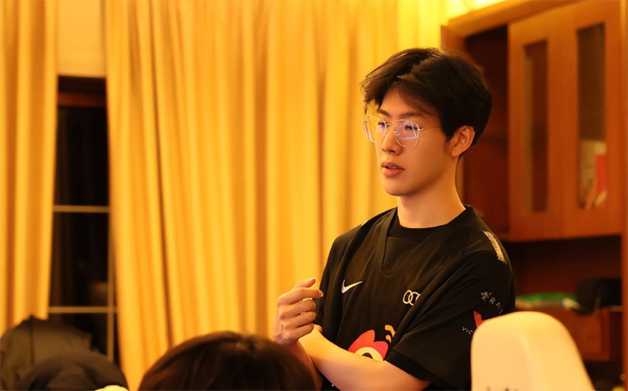 LOL：Doinb直播锐评TheShy：他可是Shy哥啊，不会“无脑死”