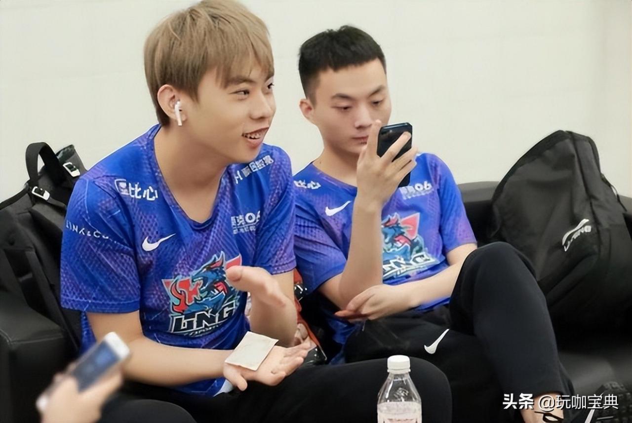 LOL新生代上单直播透露内幕，因薪资问题摆烂，大不了明年不打了
