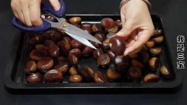 庄园里的糖炒栗子有什么答案？糖炒栗子用鹅卵石加热均匀吗？