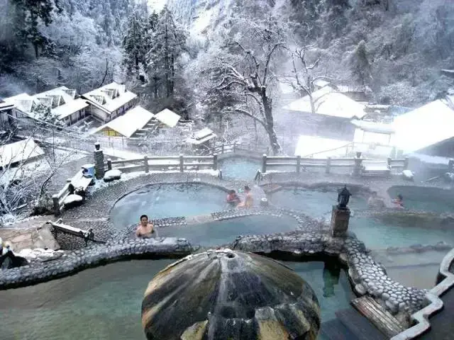 御龙在天泡温泉|冬季温泉“冰与火”