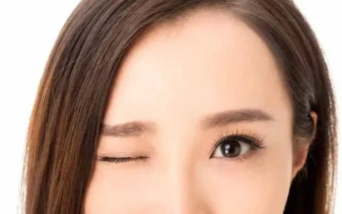 眼皮跳是什么原因怎么办，女人右上眼皮跳好事一桩接�