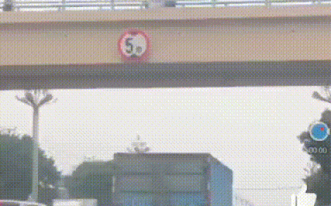 女子跳桥轻生被小货车接住 画面曝光！附详情