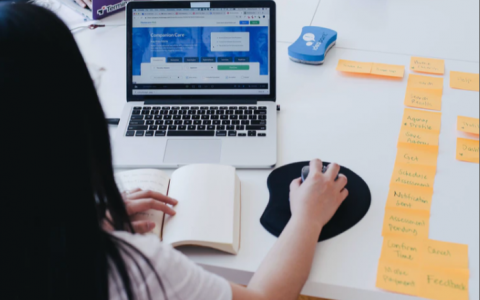 只有做事，而不是做一个空想家，才能给你带来钱。