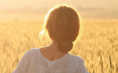 一眼万年的小众文案素材(那些一眼万年的回眸瞬间文案)