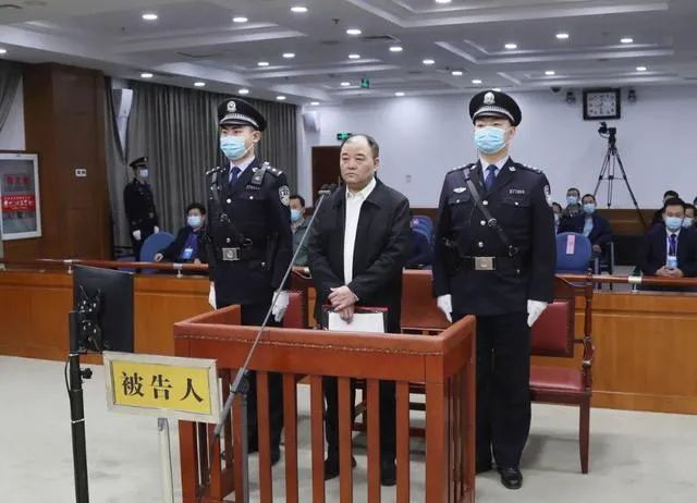 “不收现金”的行长,被控敛财近10亿