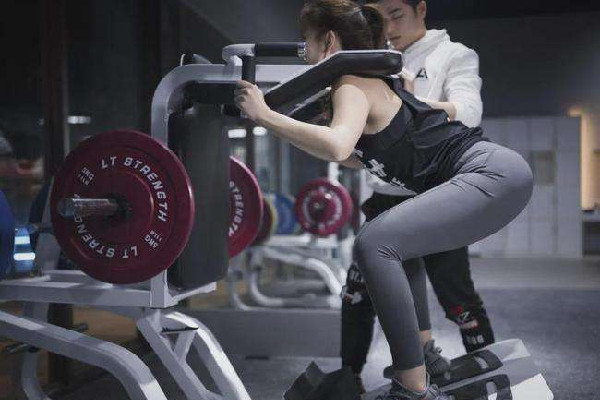 女子健身房上私教课被教练压骨折 健身房私教课减肥有用吗