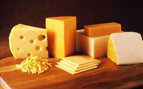 乳酪吃多了有什么影响(奶酪每天吃多少合适)