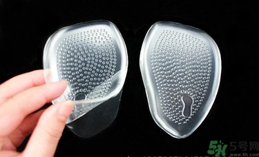 高跟鞋穿袜子太滑了怎么办？穿丝袜鞋子打滑怎么办？