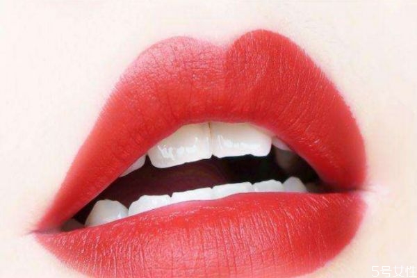 哑光口红涂上以后太干怎么办 使用口红要注意什么