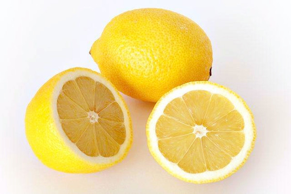 柠檬泡水能天天喝吗 柠檬泡水能治口臭吗