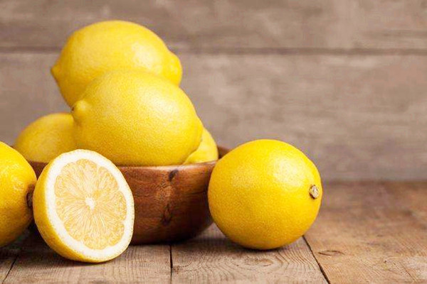 柠檬泡水能天天喝吗 柠檬泡水能治口臭吗