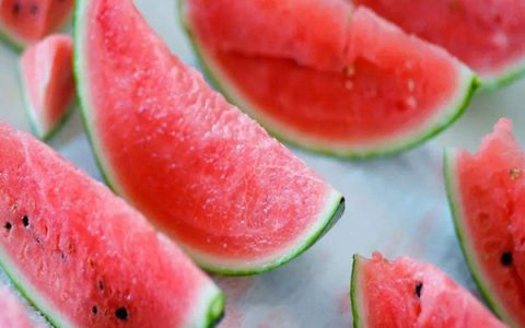 正确的挑选西瓜的方法(如何储藏西瓜和切西瓜)