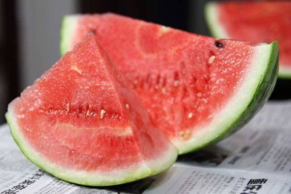 西瓜能和苹果一起吃吗 西瓜能和枇杷一起吃吗