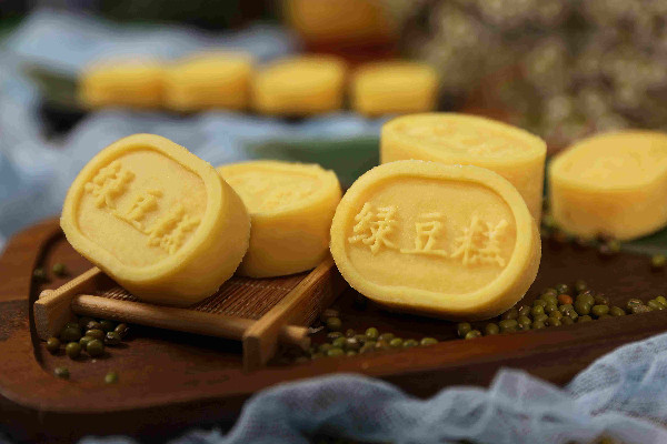 绿豆糕不能和什么东西一起吃 绿豆糕不去皮会影响口感吗 绿豆糕不能和什么东西一起吃 绿豆糕不去皮会影响口感吗