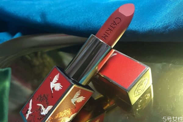 哑光口红涂上以后太干怎么办 使用口红要注意什么