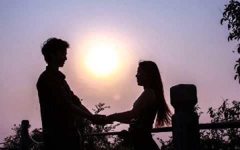 男生更喜欢亲亲还是抱抱(恋爱中的男生亲亲抱抱是傻吗)