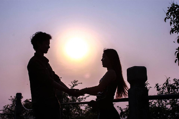 恋爱中男生都很想亲密接触吗 恋爱中男生为什么喜欢亲亲抱抱