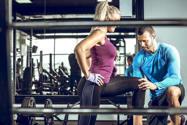 女子健身房上私教课被教练压骨折 健身房私教课减肥有用吗