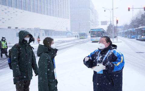 冬奥志愿者雪中坚守岗位：尽绵薄之力护锦绣山河