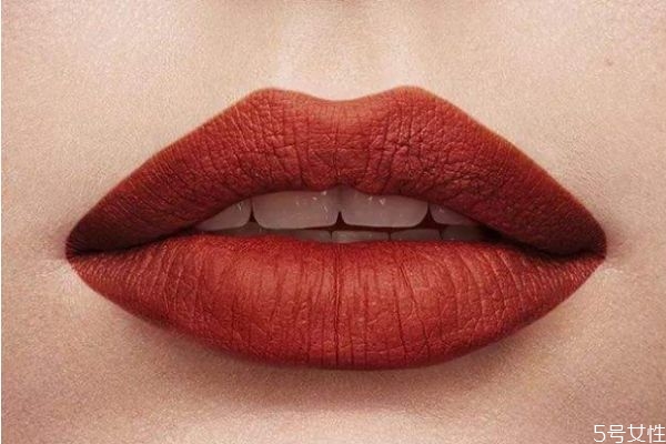 哑光口红涂上以后太干怎么办 使用口红要注意什么