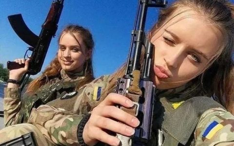 一群女狙击手抵达乌克兰