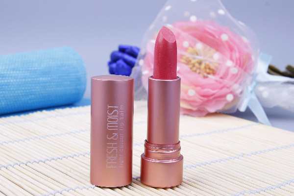 口红用完了怎么把剩下的部分推出来 口红怎么涂不掉色不沾杯