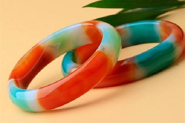 玛瑙手镯和玉髓手镯的区别 玛瑙手镯怎么看好坏