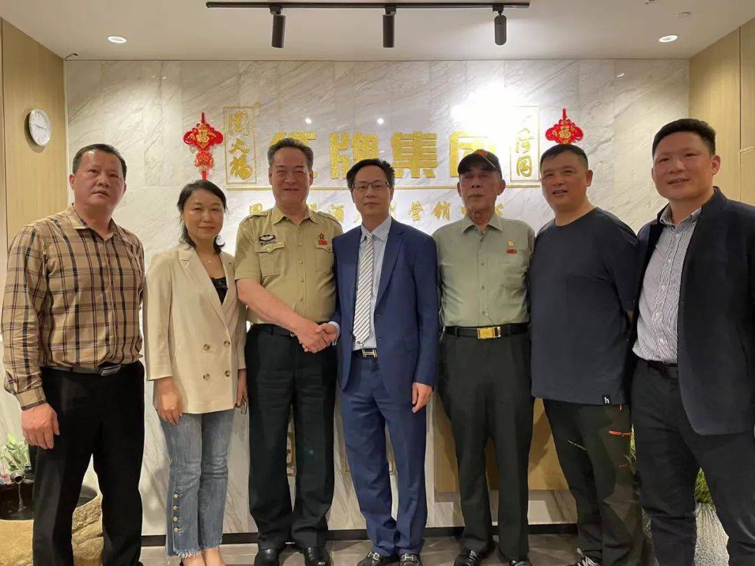 贡河国酒红牌集团董事长叶志聪陪同舒进军余鹏翔老将军考察体验中心