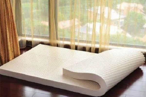 乳胶床垫和海绵床垫哪个比较好 乳胶床垫是什么材料制成