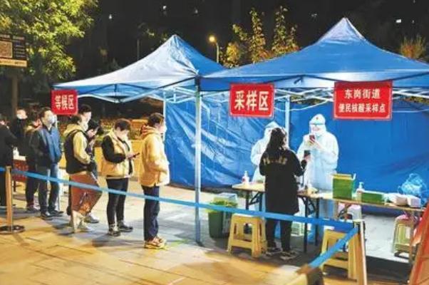 女子派无人机查看核酸排队情况 核酸检测是怎么区分出每个人的