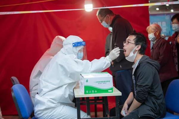 黄子韬向青岛吉利各捐款100万支持抗疫 新冠肺炎治好以后人就废了吗