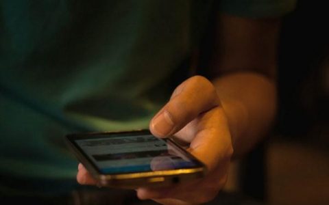 睡前玩手机的危害(睡前玩手机影响睡眠吗)