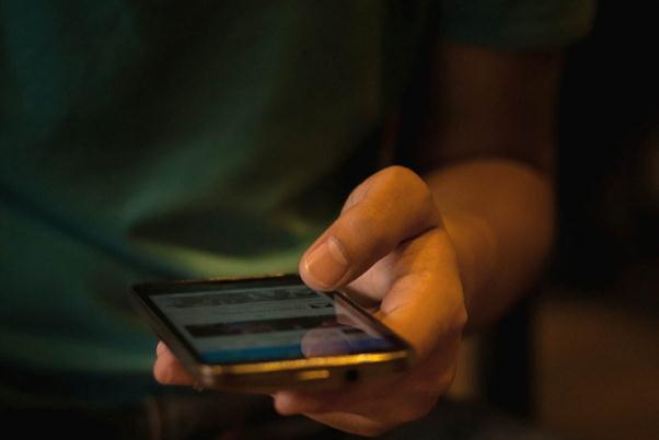 睡前玩手机8分钟兴奋超1小时 睡前玩手机会影响睡眠