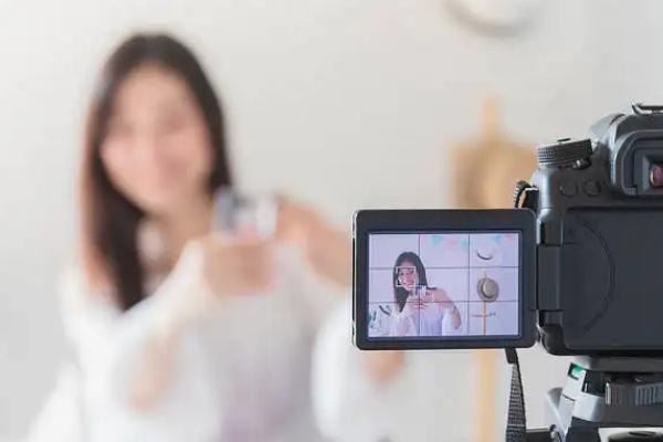 杭州小区裸背拍照网红道歉 网红要具备哪些条件