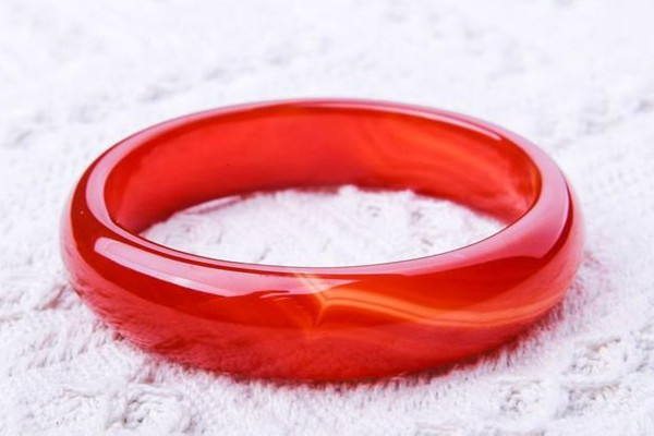 玛瑙手镯可以戴在右手吗 玛瑙手镯怎么养才能透