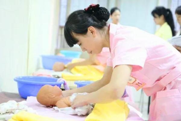 被育婴师虐待婴儿身上做了2个支架 育婴师证怎么考需要什么条件 被育婴师虐待婴儿身上做了2个支架 育婴师证怎么考需要什么条件
