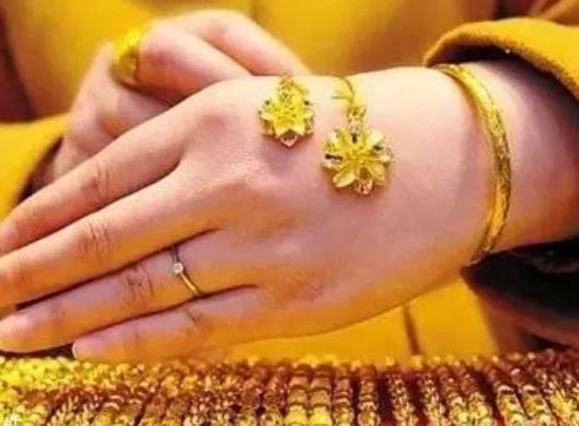 结婚三金要给男方买戒指吗？日常生活可以佩戴结婚买的三金吗