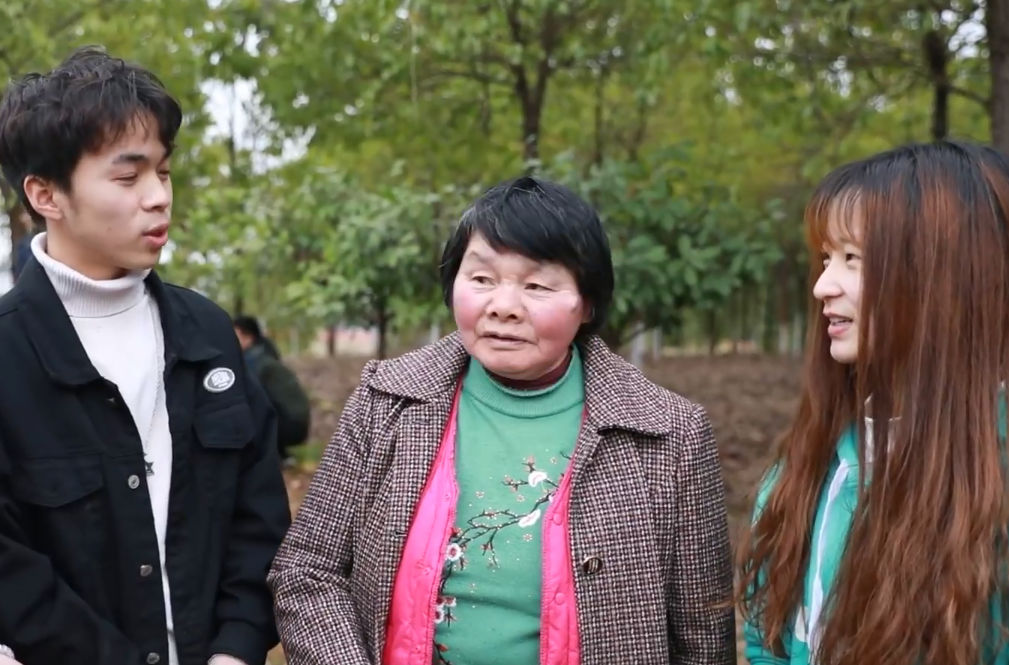 不要工资!65岁保洁阿姨受聘大学老师 到底是什么状况?