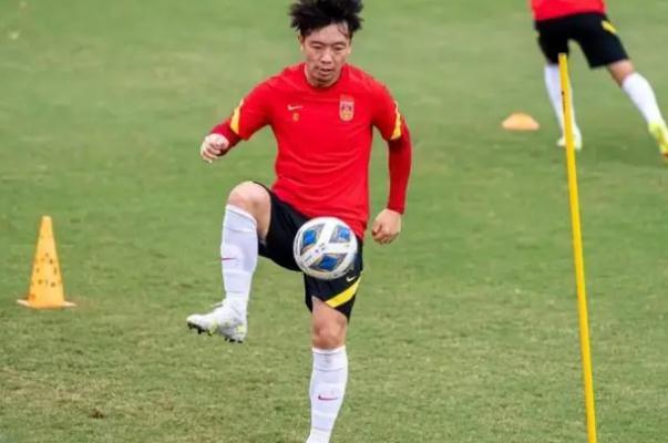 国足前队长冯潇霆深夜发长文 足球队队长的责任