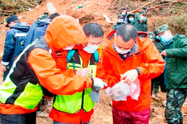 第二个黑匣子搜寻现场发现橙色碎片 飞机黑匣子会损坏吗