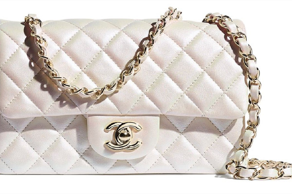 香奈儿包包有压痕怎么处理 香奈儿包包是手工制作吗