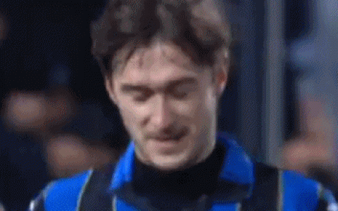 俄罗斯国脚赛后拥抱乌克兰队友 现场画面曝光!【动图】