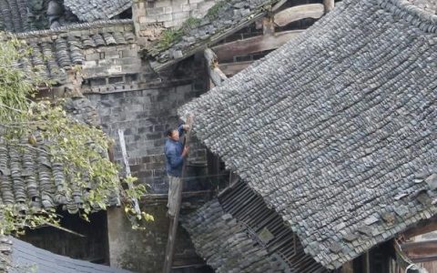 上房揭瓦的意思(住瓦房丢人吗)