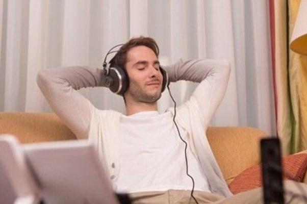 使用耳机要遵循3个60原则 使用耳机不当损伤听力