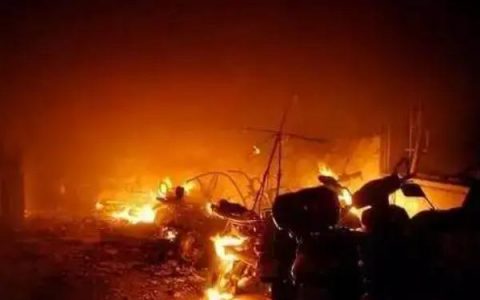 家中失火男子舍身护妻着火原因(火灾现场妻子舍身救丈夫)