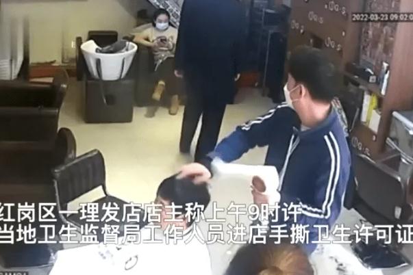 撕毁理发店证件执法局局长被免职 理发店是什么行业类别